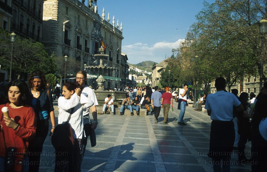 Spanien. Andalusien. Granada
März 1997. Spanien. Andalusien. Granada. Studenten bestimmen das Stadtbild.
Schlüsselwörter: Andalusien;Granada;Spain;Spanien;1997;Student