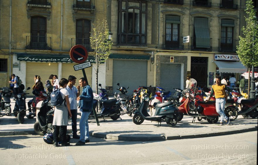 Spanien. Andalusien. Granada
März 1997. Spanien. Andalusien. Granada. Studenten bestimmen das Stadtbild.
Schlüsselwörter: Andalusien;Granada;Jugend;Spain;Spanien;1997;Student