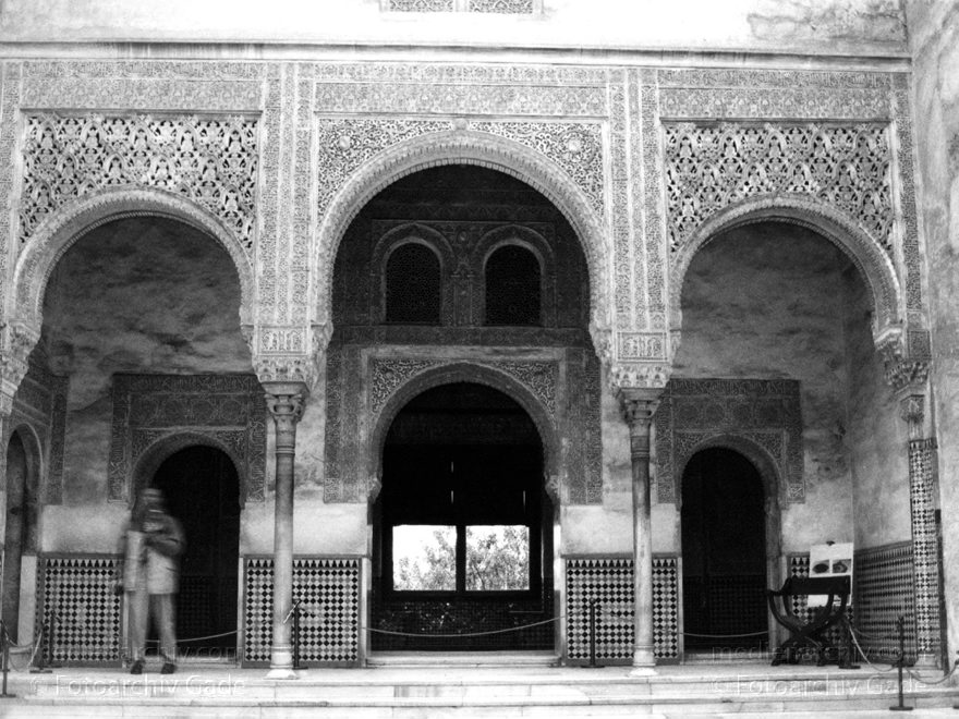 Spanien. Andalusien. Granada. Alhambra
November. 1991. Spanien. Alhambra. Galerie des goldenen Zimmers.
Schlüsselwörter: Alhambra;Andalusien;Galerie;Goldenes Zimmer;Granada;Spain;1991;Spanien