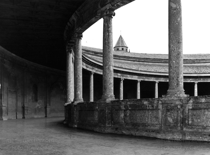Spanien. Andalusien. Granada. Alhambra
November. 1991. Spanien. Alhambra. Rundhof des Palastes Karls V. . Rundhofgalerie.
Schlüsselwörter: Alhambra;Andalusien;Granada;Palast;Rundhof;Spain;1991;Spanien