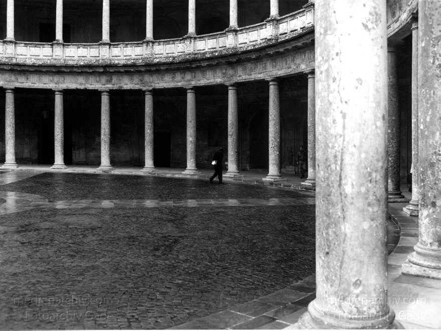 Spanien. Andalusien. Granada. Alhambra
November. 1991. Spanien. Alhambra. Rundhof des Palastes. Karls V. Rundhofgalerien.
Schlüsselwörter: Alhambra;Andalusien;Granada;Palast;Rundhof;Spain;1991;Spanien