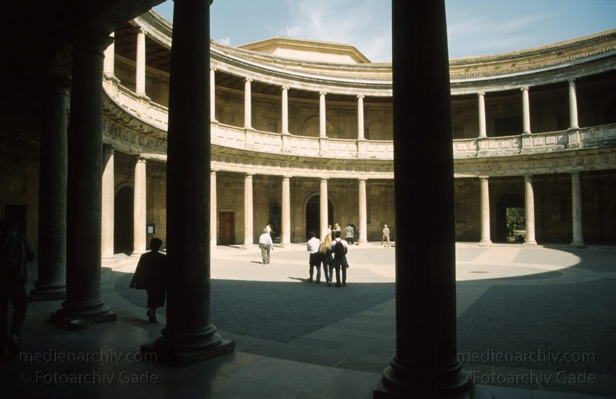 Spanien. Andalusien. Granada. Alhambra
März 1997. Spanien. Andalusien. Granada. Alhambra. Rundhof des Palast Karls V.
Schlüsselwörter: Alhambra;Andalusien;Granada;Spain;1997;Spanien