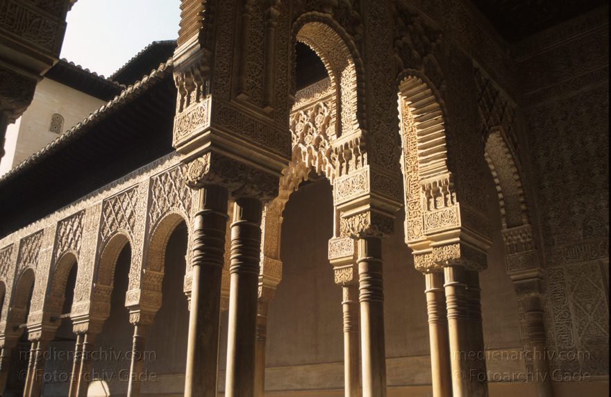 Spanien. Andalusien. Granada. Alhambra
März 1997. Spanien. Andalusien. Granada. Alhambra. Maurische Architektur. Säulen und Bögen mit kunstvollen Ornamenten.
Schlüsselwörter: Alhambra;Andalusien;Granada;maurische;Spain;1997;Spanien