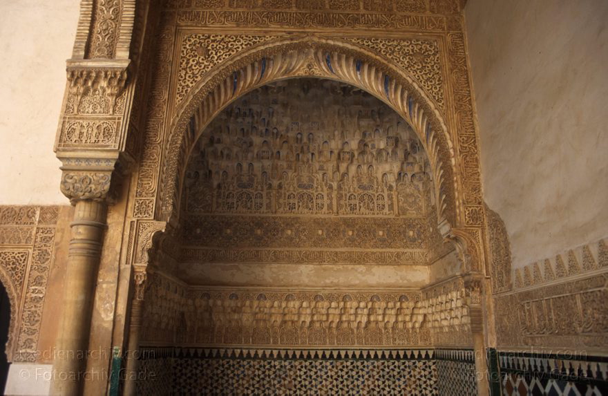 Spanien. Andalusien. Granada. Alhambra
März 1997. Spanien. Andalusien. Granada. Alhambra. Maurische Architektur. Säulen und Bögen mit kunstvollen Ornamenten.
Schlüsselwörter: Alhambra;Andalusien;Granada;maurische;Spain;1997;Spanien