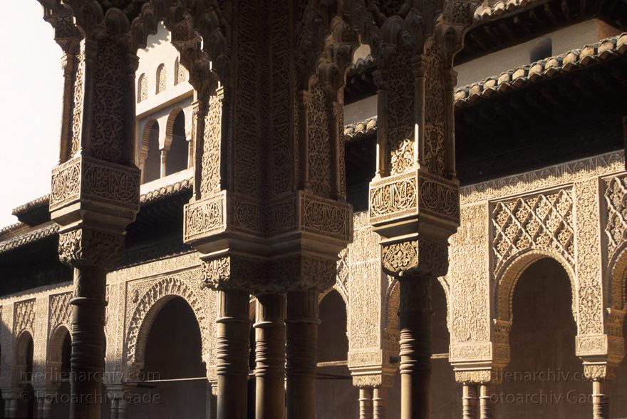 Spanien. Andalusien. Granada. Alhambra
März 1997. Spanien. Andalusien. Granada. Alhambra. Maurische Architektur. Säulen und Bögen mit kunstvollen Ornamenten.
Schlüsselwörter: Alhambra;Andalusien;Granada;maurische;Spain;1997;Spanien