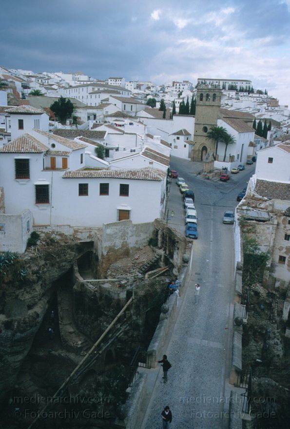 Spanien. Andalusien. Ronda
Spanien, 1998 Die Stadt Ronda gehoert zu den pueblos blancos (weiße Doerfer) in der Bergwelt Andalusiens. Sie liegt auf einem 723 Meter hohen Felsplateau ueber der Tajo Schlucht.
Schlüsselwörter: Andalusien;Ronda;Spain;1998;Spanien
