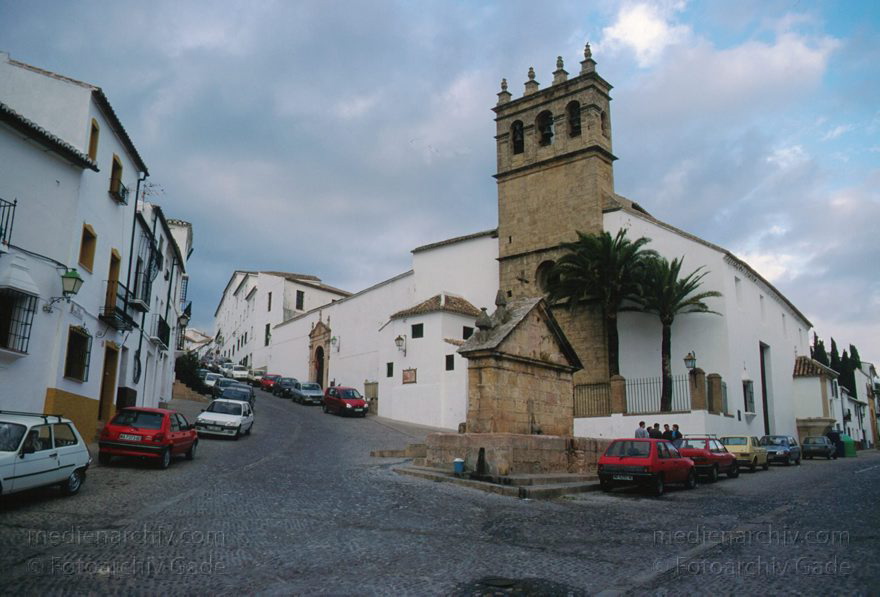 Spanien. Andalusien. Ronda
Spanien, 1998 Die Stadt Ronda gehoert zu den pueblos blancos (weiße Doerfer) in der Bergwelt Andalusiens. Sie liegt auf einem 723 Meter hohen Felsplateau ueber der Tajo Schlucht.
Schlüsselwörter: Andalusien;Ronda;Spain;1998;Spanien