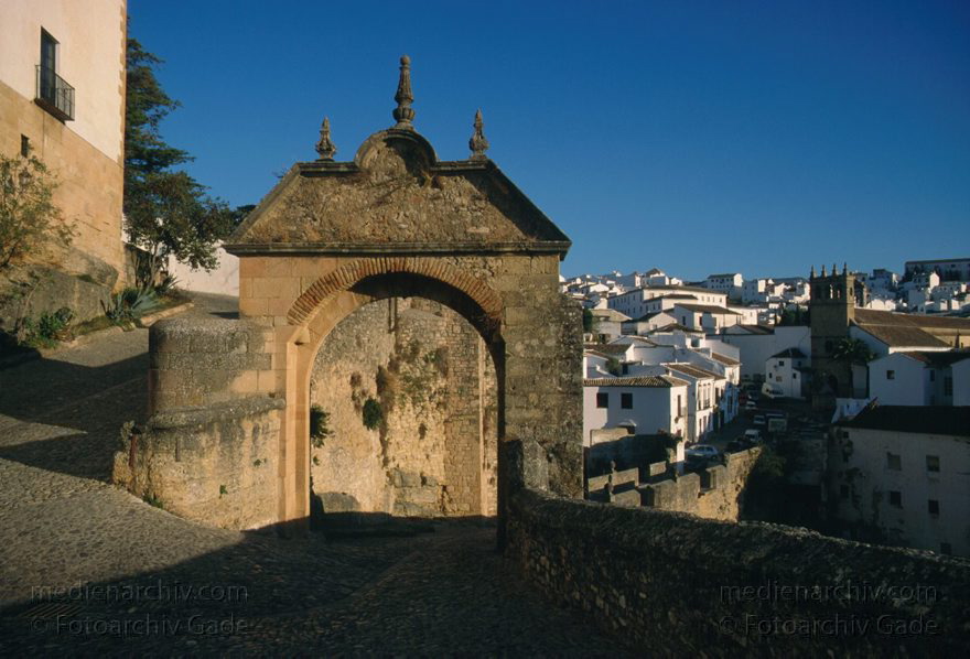 Spanien. Andalusien. Ronda
Spanien, 1998 Die Stadt Ronda gehoert zu den pueblos blancos (weiße Doerfer) in der Bergwelt Andalusiens. Sie liegt auf einem 723 Meter hohen Felsplateau ueber der Tajo Schlucht.
Schlüsselwörter: Andalusien;Ronda;Spain;1998;Spanien