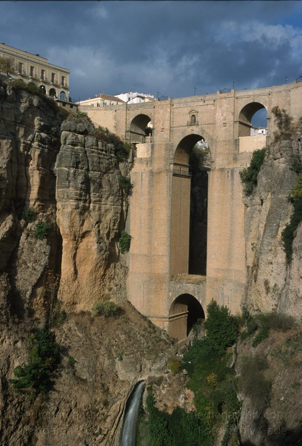 Spanien. Andalusien. Ronda
November 1998. Spanien. Andalusien. Ronda. Kleinstadt in der andalusischen Provinz Málaga.  El Puente Nuevo. Berühmte Brücke. Spain. Andalusia. España. Andalucía.
Schlüsselwörter: Andalucía;Andalusia;Andalusien;El Puente Nuevo;España;Puente Nuevo;Ronda;Spain;1998;Spanien