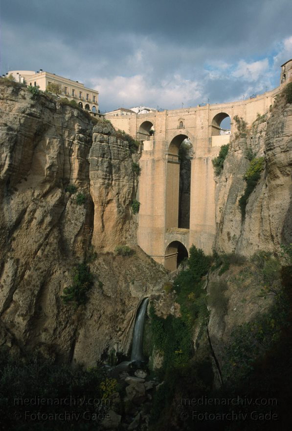 Spanien. Andalusien. Ronda
November 1998. Spanien. Andalusien. Ronda. Kleinstadt in der andalusischen Provinz Málaga.  El Puente Nuevo. Berühmte Brücke. Spain. Andalusia. España. Andalucía.
Schlüsselwörter: Andalucía;Andalusia;Andalusien;El Puente Nuevo;España;Puente Nuevo;Ronda;Spain;1998;Spanien