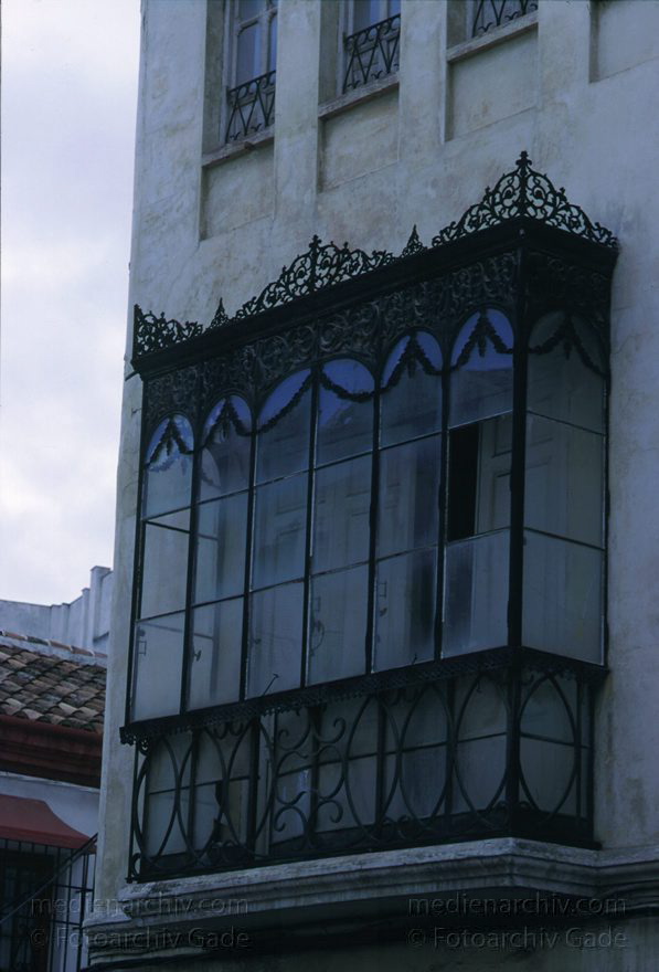 Spanien. Andalusien. Ronda
Spanien, 1998 Die Stadt Ronda gehoert zu den pueblos blancos (weiße Doerfer) in der Bergwelt Andalusiens. Sie liegt auf einem 723 Meter hohen Felsplateau ueber der Tajo Schlucht. Rondas beruehmte Bruecke, Puente Nuevo, wurde im 18. Jahrhundert gebaut.
Schlüsselwörter: Andalusien;Ronda;Spain;1998;Spanien