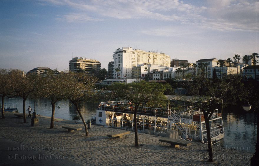 Spanien. Andalusien. Sevilla
1997. Spanien. Andalusien. Sevilla. Am Ufer des Guadalquivir.
Schlüsselwörter: Andalusien;Fluss;Guadalquivir;Sevilla;Spain;1997;Spanien