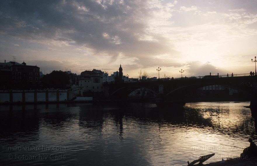 Spanien. Andalusien. Sevilla
1997. Spanien. Andalusien. Sevilla. Am Ufer des Guadalquivir. Abendstimmung
Schlüsselwörter: Andalusien;Fluss;Guadalquivir;Sevilla;Spain;1997;Spanien