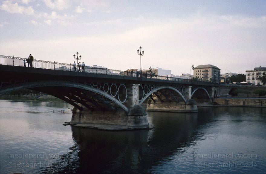 Spanien. Andalusien. Sevilla
1997. Spanien. Andalusien. Sevilla. Am Ufer des Guadalquivir. Brücke.
Schlüsselwörter: Andalusien;Brücke;Fluss;Guadalquivir;Sevilla;Spain;1997;Spanien