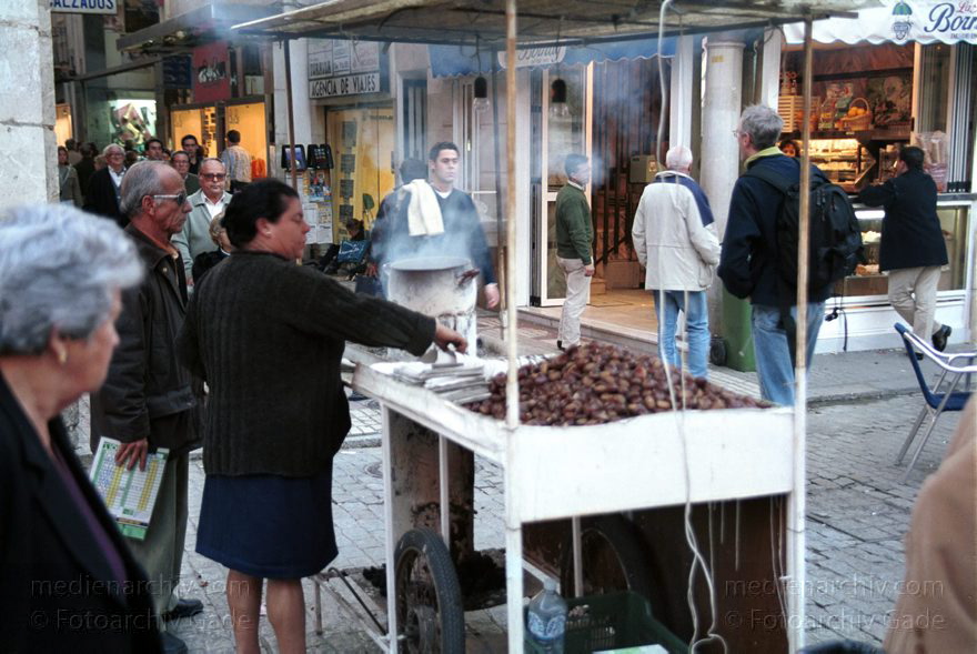 Spanien. Andalusien. Sevilla
November 2000. Spanien. Andalusien. Sevilla Maronenverkaeuferin
Schlüsselwörter: Andalusien;Kastanie;Marone;Sevilla;Spain;2000;Spanien