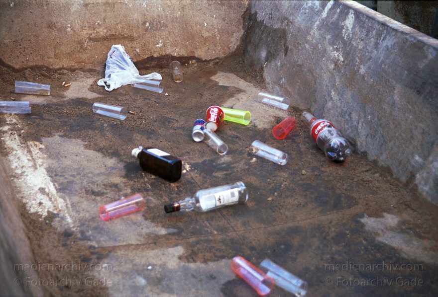 Spanien. Andalusien. Sevilla
November 2000. Spanien. Andalusien. Sevilla. Reste nach einer Samstagnacht.
Schlüsselwörter: Andalusien;Flasche;Glas;Sevilla;Spain;2000;Spanien