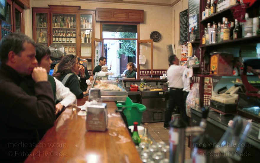 Spanien. Andalusien. Sevilla
November 2000. Spanien. Andalusien. Sevilla. Theke. Tresen in einem Restaurant
Schlüsselwörter: Andalusien;Restaurant;Sevilla;Spain;Spanien;Theke;2000;Tresen