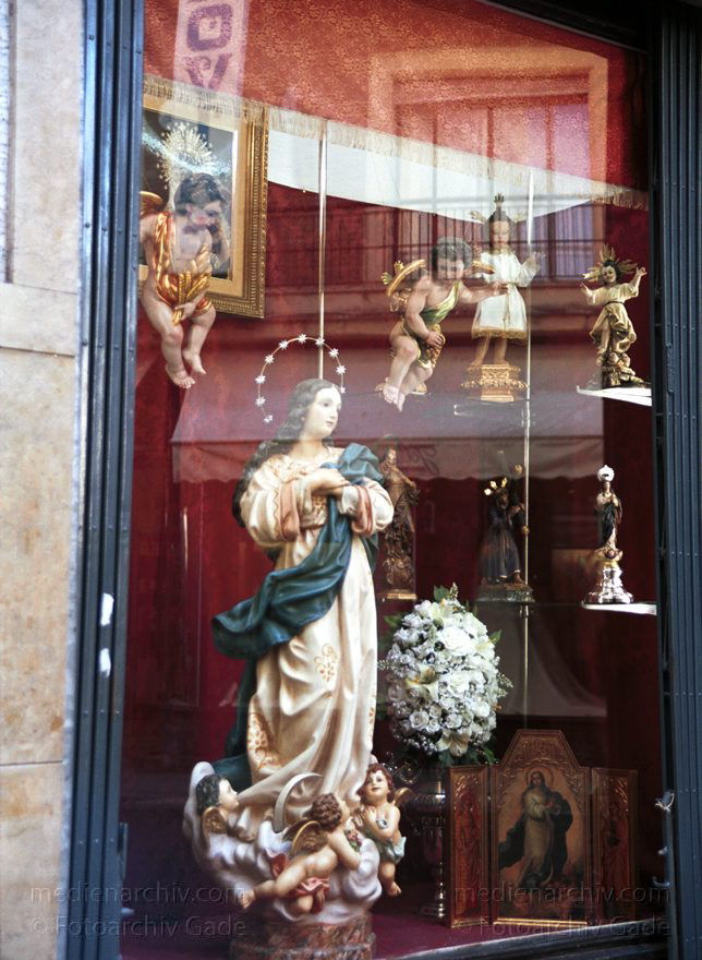 Spanien. Andalusien. Sevilla
November 2000. Spanien. Andalusien. Sevilla. Madonnastatue im Schaufenster.
Schlüsselwörter: Andalusien;Madonna;Religion;Schaufenster;Sevilla;Spain;2000;Spanien