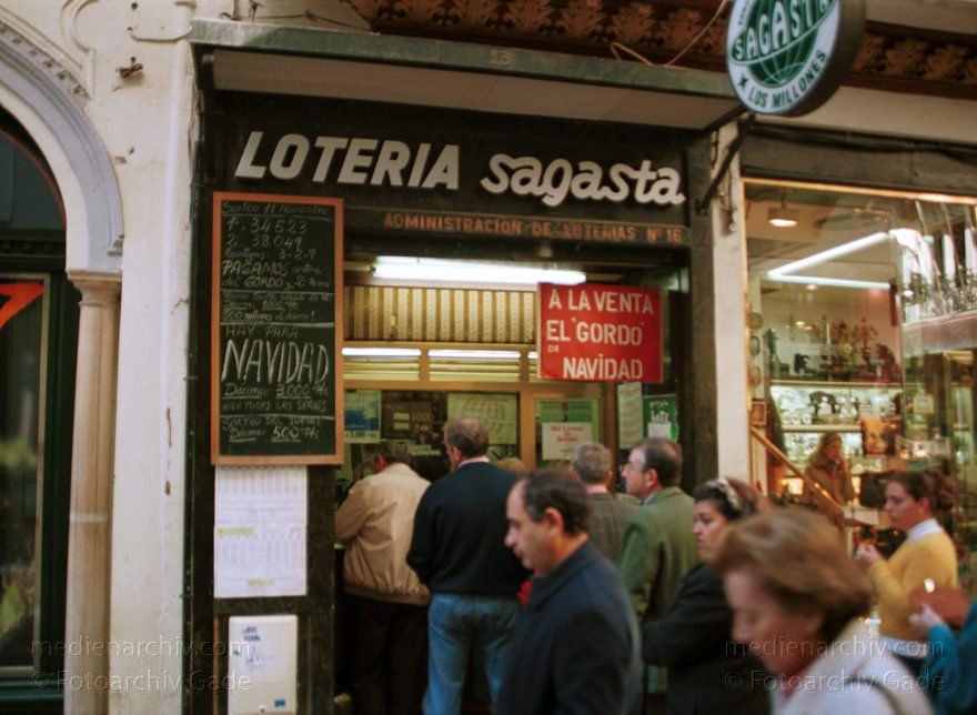 Spanien. Andalusien. Sevilla
November 2000. Spanien. Andalusien. Sevilla. Einkaufspassage. Loteria
Schlüsselwörter: Andalusien;Geschäfte;Sevilla;Spain;2000;Spanien