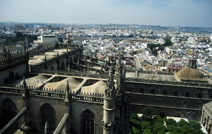 Spanien. Andalusien. Sevilla
April 1997. Spanien. Andalusien. Sevilla. Die Giralda ist ein altes maurisches Bauwerk, welches später von den Christen übenommen wurde.
Schlüsselwörter: Andalusien;Giralda;Sevilla;Spain;1997;Spanien