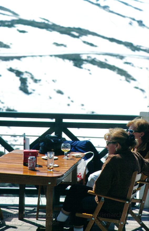 1997. Spanien. Andalusien. Sierra Nevada.
1997. Spanien. Andalusien. Sierra Nevada. Skiort bei Granada. Apres Ski.
Schlüsselwörter: Andalusien;Apres Ski;Berge;Schnee;Sierra Nevada;Spain;1997;Spanien