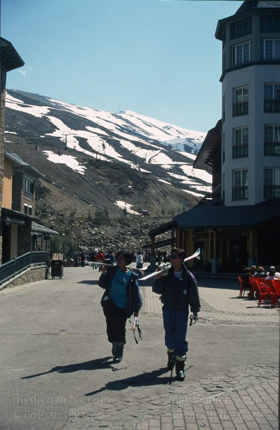 1997. Spanien. Andalusien. Sierra Nevada.
März 1997. Spanien. Andalusien. Sierra Nevada. Wintersportgebiet in der Provinz Granada. Skilaufen   - Spain. Andalusia. - España Andalucía
Schlüsselwörter: Andalucía;Andalusia;Andalusien;Berge;España;Sierra Nevada;Skilaufen;Spain;Spanien;1997;Wintersport