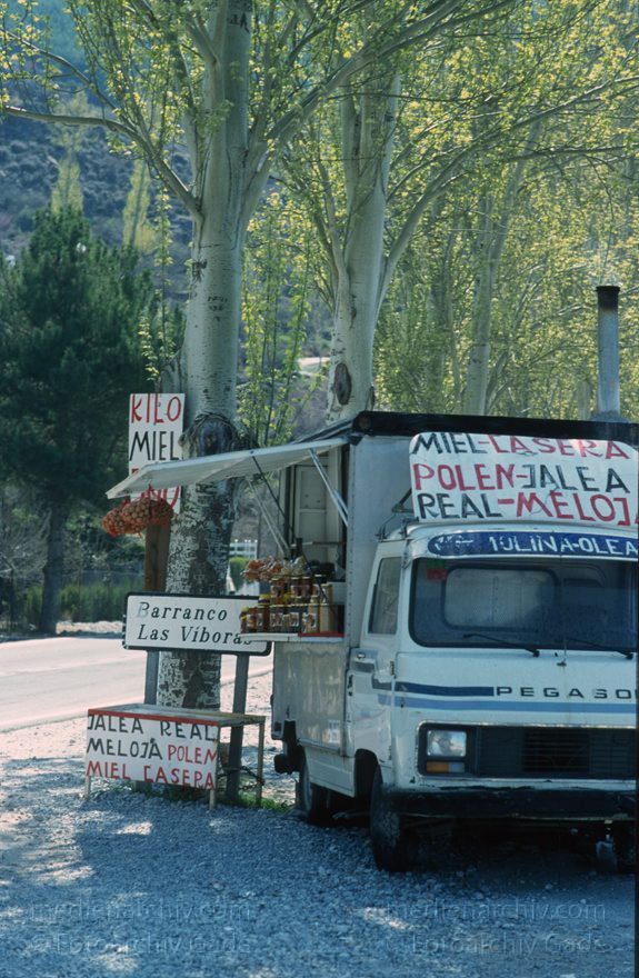 1997. Spanien. Andalusien. Sierra Nevada.
März 1997. Spanien. Andalusien. Sierra Nevada in der Provinz Granada. Honigverkäufer   - Spain. Andalusia. - España Andalucía
Schlüsselwörter: Andalucía;Andalusia;Andalusien;Berge;España;Honig;Sierra Nevada;Spain;1997;Spanien