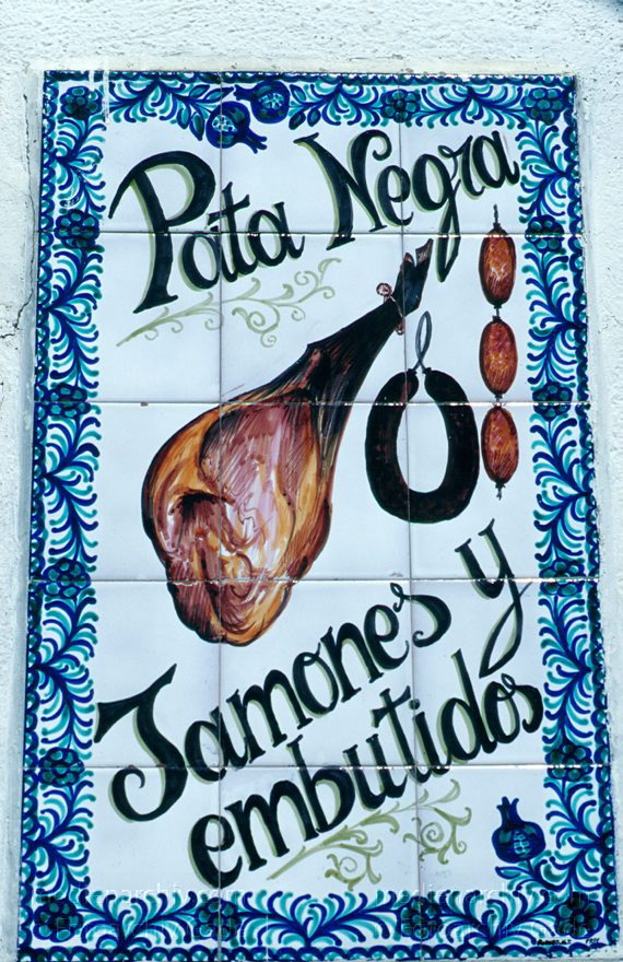 Spanien. Andalusien. Trevelez. Weisses Dorf
Spanien, 1997, Alpujarras, Trevelez (1476 m) gehört zu den weißen Dörfern in den Alpujarras. Dort werden luftgetrocknete Schinken produziert.
Schlüsselwörter: Alpujarras;Andalusien;Spain;Spanien;1997;Trevelez