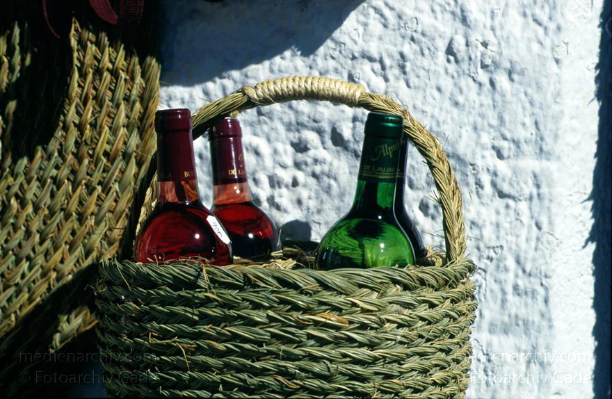 Spanien. Andalusien. Trevelez. Weisses Dorf
Spanien, 1997, Alpujarras, Trevelez (1476 m) gehört zu den weißen Dörfern in den Alpujarras. Korb mit Weinflaschen
Schlüsselwörter: Alpujarras;Andalusien;Korb;Spain;Spanien;Trevelez;1997;Weinflaschen