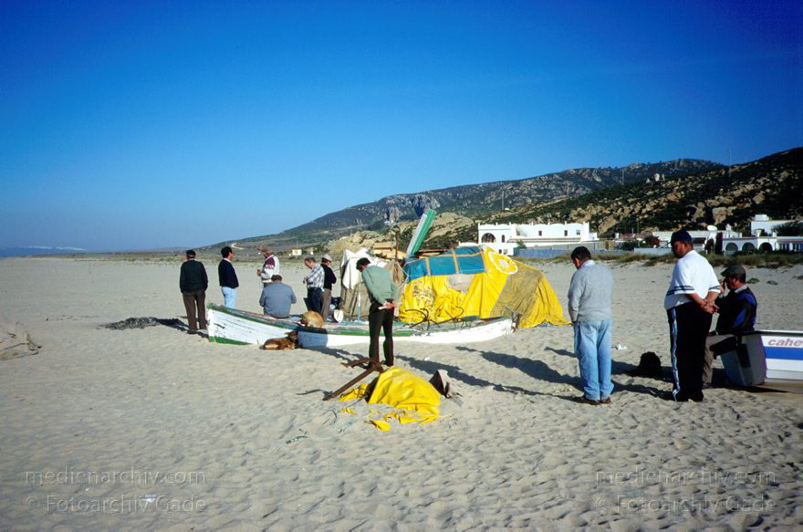 Spanien. Andalusien. Zahara de los Atunes
November 1998. Spanien. Andalusien. Strand bei Zahara de los Atunes. Die Fischer gammeln rum und warten auf die Thunfischsaison.  Fischerboote
Schlüsselwörter: Andalusien;Atlantik;Boote;Fischer;Fischerboote;Meer;Spain;Spanien;Strand;1998;Zahara de los Atunes;Boot