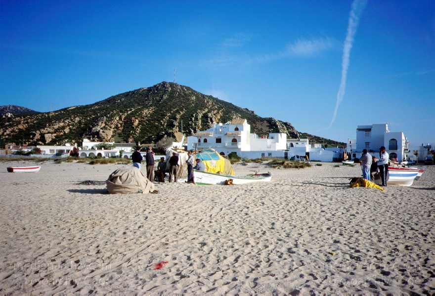 Spanien. Andalusien. Zahara de los Atunes
November 1998. Spanien. Andalusien. Fischer am Strand von Zahara de los Atunes.
Schlüsselwörter: Andalusien;Atlantik;Boote;Fischerboote;Meer;Spain;Spanien;Strand;1998;Zahara de los Atunes