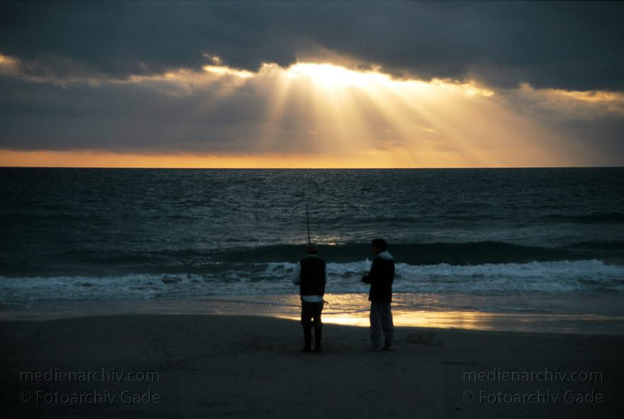Spanien. Andalusien. Zahara de los Atunes
November 2000. Spanien. Andalusien. Zahara de los Atunes an der Atlantikkueste. Sonnenuntergang am Meer.
Schlüsselwörter: Abendstimmung;Andalusien;Angeler;Angeln;Kueste;Meer;Sonnenuntergang;Spain;Spanien;Strand;2000;Zahara de los Atunes