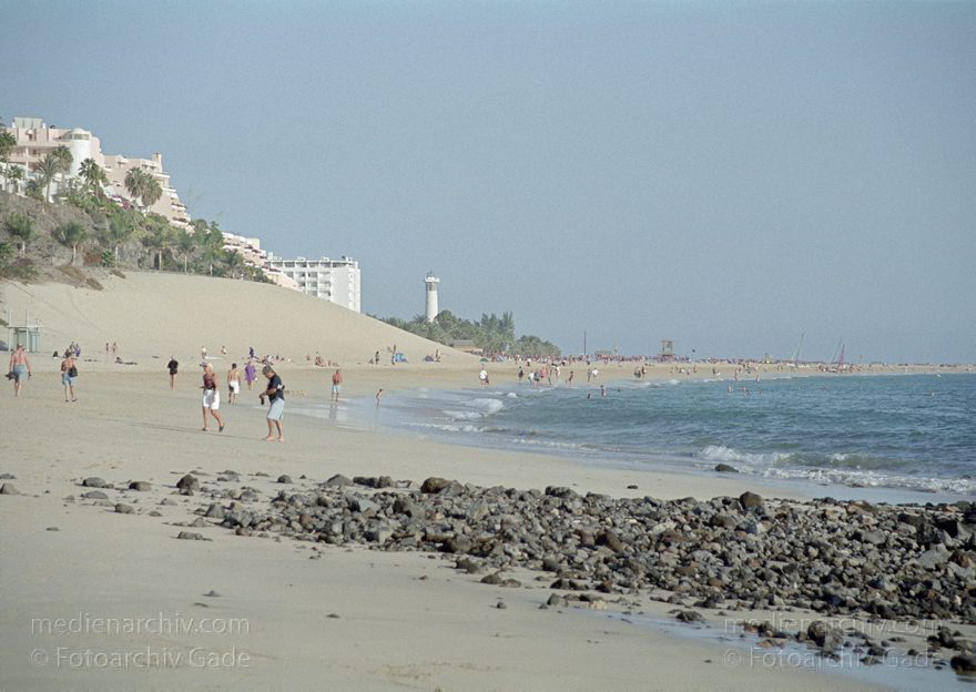 Fuerteventura. Morro del Jable. Strand. Meer
November 2001. Spanien. Kanarische Inseln. Fuerteventura. Morro del Jable. Strand. Meer - Spain Canary Islands - Espana. Islas Canarias. Beach. Sea.
Schlüsselwörter: Beach;Canary Islands;Espana;Fuerteventura;Islas Canarias;Kanarische Inseln;Meer;Morro del Jable;Sea;Spain;Spanien;2001;Strand