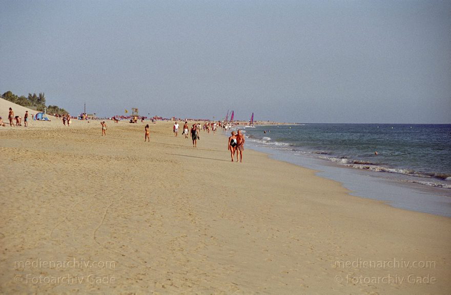 Fuerteventura. Morro del Jable. Strand. Meer
November 2001. Spanien. Kanarische Inseln. Fuerteventura. Morro del Jable. Strand. Meer - Spain Canary Islands - Espana. Islas Canarias. Beach. Sea.
Schlüsselwörter: Beach;Canary Islands;Espana;Fuerteventura;Islas Canarias;Kanarische Inseln;Meer;Morro del Jable;Sea;Spain;Spanien;2001;Strand