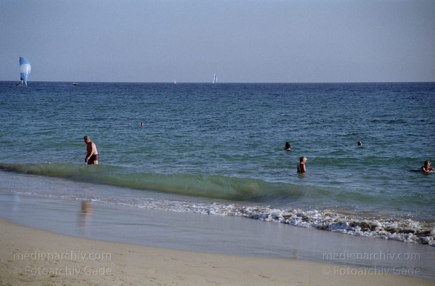 Fuerteventura. Morro del Jable. Strand. Meer
November 2001. Spanien. Kanarische Inseln. Fuerteventura. Morro del Jable. Strand. Meer - Spain Canary Islands - Espana. Islas Canarias. Beach. Sea.
Schlüsselwörter: Beach;Canary Islands;Espana;Fuerteventura;Islas Canarias;Kanarische Inseln;Meer;Morro del Jable;Sea;Spain;Spanien;2001;Strand