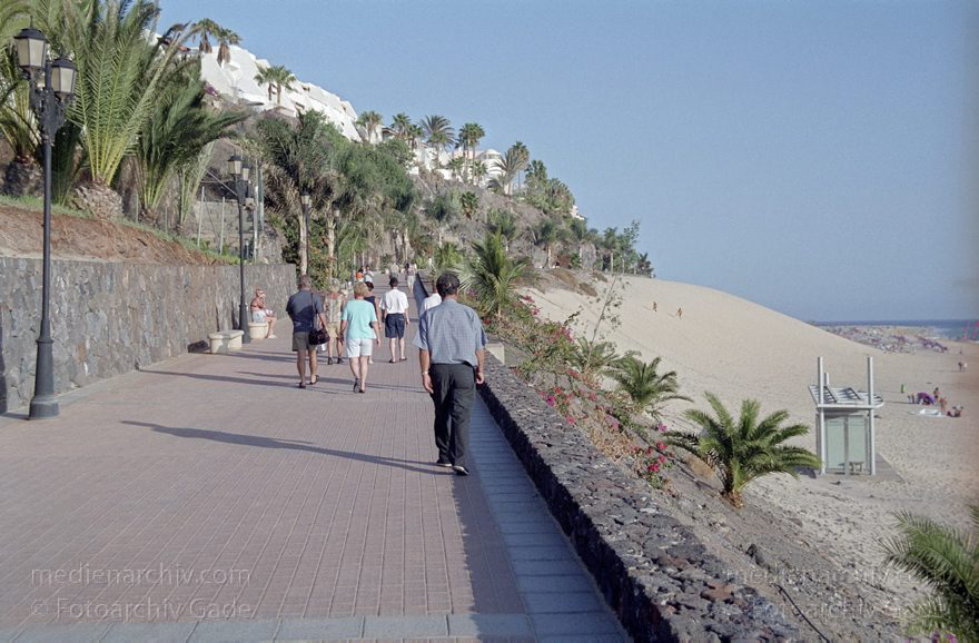 Fuerteventura. Morro del Jable
November 2001. Spanien. Kanarische Inseln. Fuerteventura. Morro del Jable.  - Spain Canary Islands - Espana. Islas Canarias.
Schlüsselwörter: Canary Islands;Espana;Fuerteventura;Islas Canarias;Kanarische Inseln;Morro del Jable;Spain;2001;Spanien