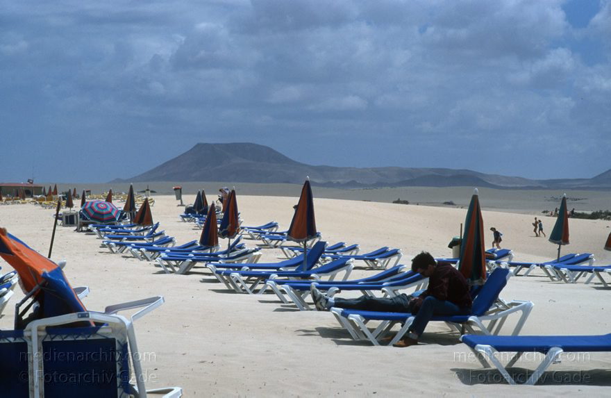 Fuerteventura. Corralejo. Strand.
April 1995. Spanien. Kanarische Inseln. Fuerteventura. Corralejo. Strand am Meer. Liegestühle.   - Canary Islands. Beach.
Schlüsselwörter: Canary Islands;Espana;Fuerteventura;Islas Canarias;Kanarische Inseln;Spain;Spanien;2001;Urlaub