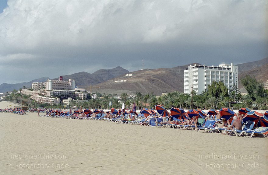 Fuerteventura. Jandia Playa.
November 2001. Spanien. Kanarische Inseln. Fuerteventura. Jandia Playa. Strand. Liegestuhl. Liegestühle. Sonnenschirme. Leuchtturm. Urlauber. - Canary Islands. Beach
Schlüsselwörter: Canary Islands;Espana;Fuerteventura;Islas Canarias;Jandia Playa;Kanarische Inseln;Spain;Spanien;2001;Strand