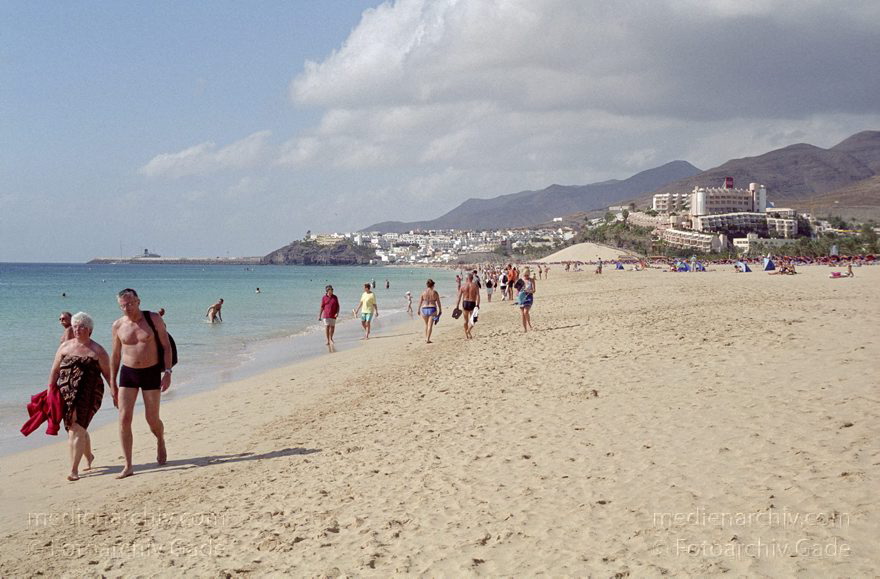 Fuerteventura. Jandia Playa.
November 2001. Spanien. Kanarische Inseln. Fuerteventura. Jandia Playa. Strand. Liegestuhl. Liegestühle. Sonnenschirme. Leuchtturm. Urlauber. Meer. - Canary Islands. Beach
Schlüsselwörter: Canary Islands;Espana;Fuerteventura;Islas Canarias;Jandia Playa;Kanarische Inseln;Spain;Spanien;2001;Strand