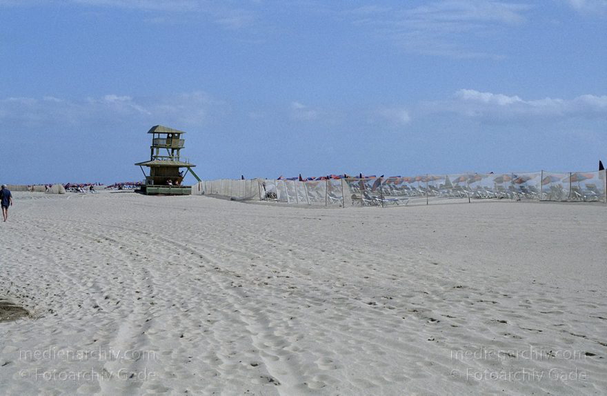 Fuerteventura. Jandia Playa.
November 2001. Spanien. Kanarische Inseln. Fuerteventura. Jandia Playa. Strand.   Urlauber. Stoffbahnen sollen den Flugsand abhalten. - Canary Islands. Beach
Schlüsselwörter: Canary Islands;Espana;Fuerteventura;Islas Canarias;Jandia Playa;Kanarische Inseln;Spain;Spanien;2001;Strand