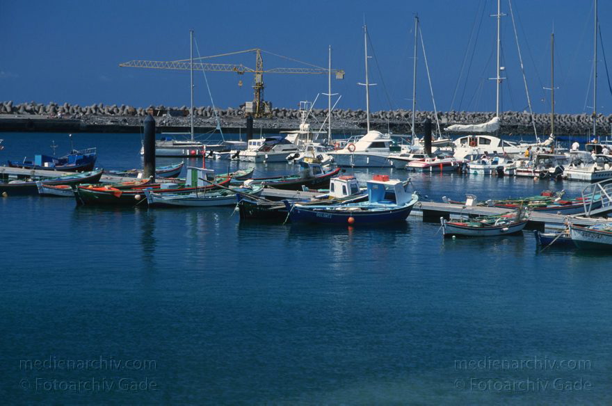 Fuerteventura. Morro del Jable. Hafen.
April 1995. Spanien. Kanarische Inseln. Fuerteventura. Morro del Jable. Hafen. Segelboote - Canary Islands. Harbour.
Schlüsselwörter: Boote;Canary Islands;Espana;Fuerteventura;Hafen;Islas Canarias;Kanarische Inseln;Morro del Jable;Segelboote;Segelyacht;Spain;1995;Spanien
