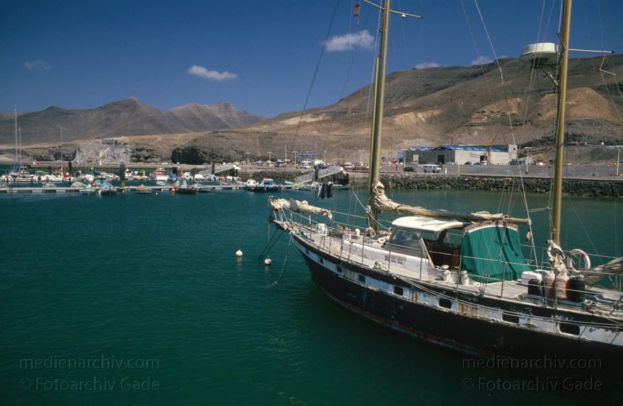 Fuerteventura. Morro del Jable. Hafen.
April 1995. Spanien. Kanarische Inseln. Fuerteventura. Morro del Jable. Hafen. Segelboote. Segelyacht - Canary Islands. Harbour.
Schlüsselwörter: Boote;Canary Islands;Espana;Fuerteventura;Hafen;Islas Canarias;Kanarische Inseln;Morro del Jable;Segelboot;Segelschiff;Segelyacht;Spain;1995;Spanien