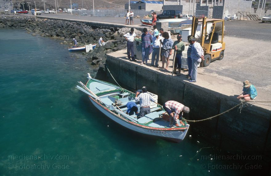 Fuerteventura. Fischer im Hafen von Morro del Jable.
April 1995. Spanien. Kanarische Inseln. Fuerteventura. Fischer im Hafen von Morro del Jable. Fischerboote - Spain. Canary Islands. Espana. Islas Canarias.
Schlüsselwörter: Boote;Canary Islands;Espana;Fischer;Fischerboote;Fuerteventura;Hafen;Islas Canarias;Kanarische Inseln;Morro del Jable;Spain;1995;Spanien