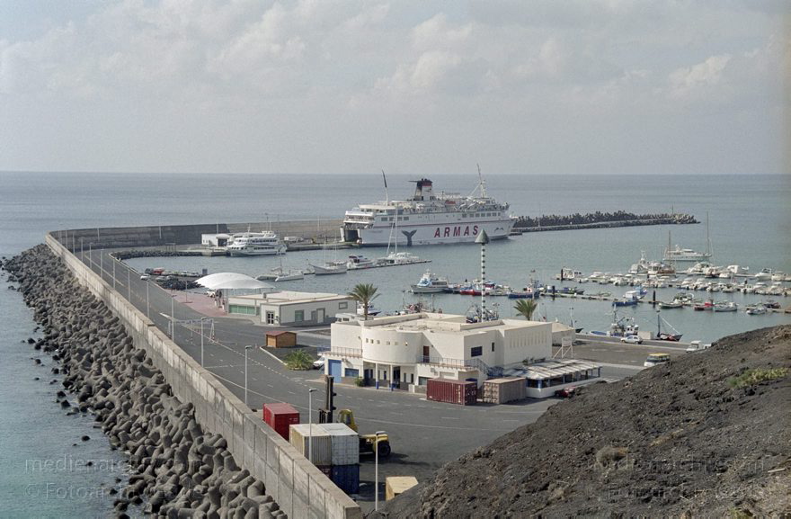 Fuerteventura. Hafen von Morro del Jable.
November 2001. Spanien. Kanarische Inseln. Fuerteventura. Hafen von Morro del Jable. Fischerboote - Spain. Canary Islands. Espana. Islas Canarias.
Schlüsselwörter: Canary Islands;Espana;Fuerteventura;Hafen;Islas Canarias;Kanarische Inseln;Morro del Jable;Spain;2001;Spanien
