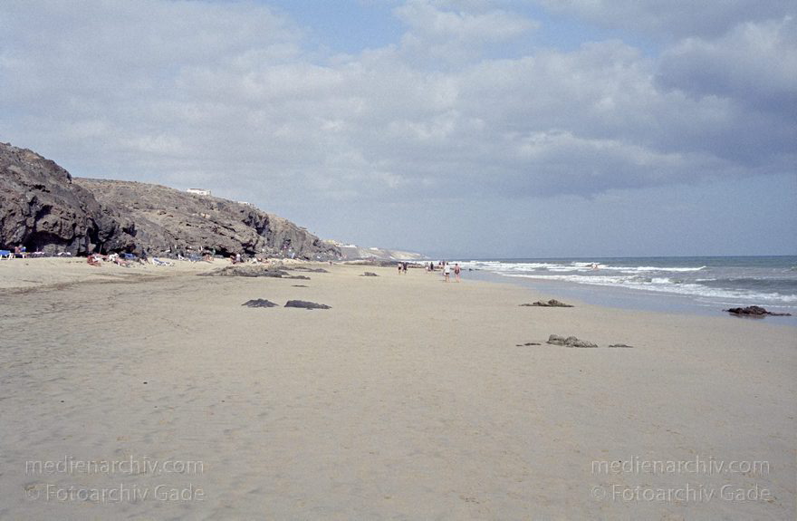 Fuerteventura. Strand bei Piedras Caídas
November 2001. Spanien. Kanarische Inseln. Fuerteventura. Strand bei Piedras Caídas.
Schlüsselwörter: Canary Islands;Espana;Fuerteventura;Islas Canarias;Kanarische Inseln;Piedras Caídas;Spain;Spanien;2001;Strand
