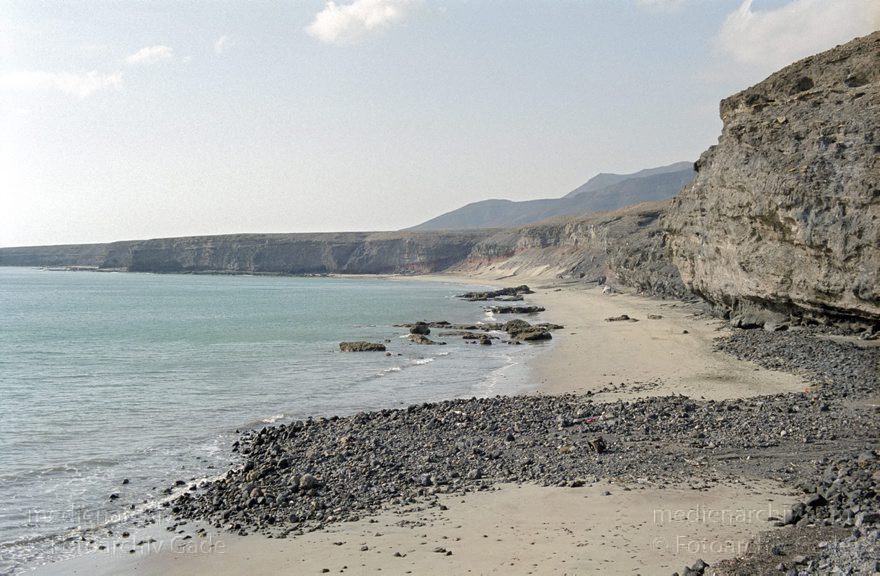 Fuerteventura. Strand bei Piedras Caídas
November 2001. Spanien. Kanarische Inseln. Fuerteventura. Strand bei Piedras Caídas.
Schlüsselwörter: Canary Islands;Espana;Fuerteventura;Islas Canarias;Kanarische Inseln;Piedras Caídas;Spain;Spanien;2001;Strand