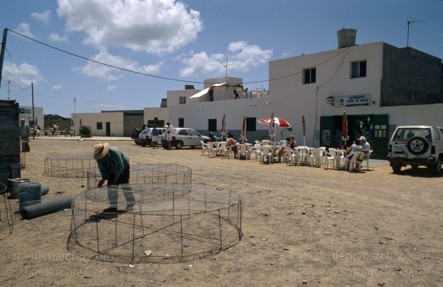 Fuerteventura. Puerto de la Cruz. - Canary Islands.
April 1995. Spanien. Kanarische Inseln. Fuerteventura. Puerto de la Cruz. - Canary Islands.
Schlüsselwörter: Canary Islands;Espana;Fuerteventura;Islas Canarias;Kanarische Inseln;Spain;1995;Spanien
