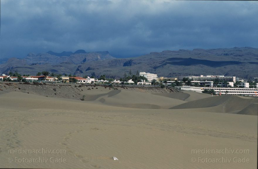 Spanien. Kanarische Inseln. Gran Canaria. Dünen von Maspalomas
Dezember 1996. Spanien. Kanarische Inseln. Islas Canarias. Gran Canaria. Urlaub - Strand - Sonne. Dünen von Maspalomas. Canary Islands. Gran Canaria. Dunes of Maspalomas
Schlüsselwörter: Canary Islands;Dünen;Gran Canaria;Islas Canarias;Kanarische Inseln;Maspalomas;Sonne;Spanien;Strand;1996;Urlaub