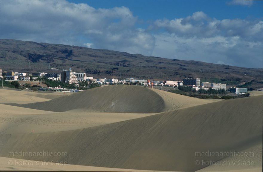 Spanien. Kanarische Inseln. Gran Canaria. Dünen von Maspalomas
Dezember 1996. Spanien. Kanarische Inseln. Islas Canarias. Gran Canaria. Urlaub - Strand - Sonne. Dünen von Maspalomas. Canary Islands. Gran Canaria. Dunes of Maspalomas
Schlüsselwörter: Canary Islands;Dünen;Gran Canaria;Islas Canarias;Kanarische Inseln;Maspalomas;Sonne;Spanien;Strand;1996;Urlaub