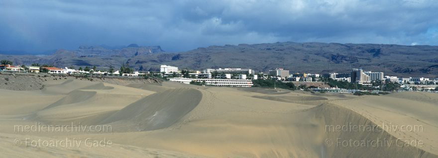 Spanien. Kanarische Inseln. Gran Canaria. Dünen von Maspalomas
Dezember 1996. Spanien. Kanarische Inseln. Islas Canarias. Gran Canaria. Urlaub - Strand - Sonne. Dünen von Maspalomas. Canary Islands. Gran Canaria. Dunes of Maspalomas
Schlüsselwörter: Canary Islands;Dünen;Gran Canaria;Islas Canarias;Kanarische Inseln;Maspalomas;Sonne;Spanien;Strand;1996;Urlaub